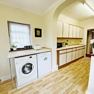 https://house-sleeps-9-with-parking-spaces.brighton-hotels-england.com